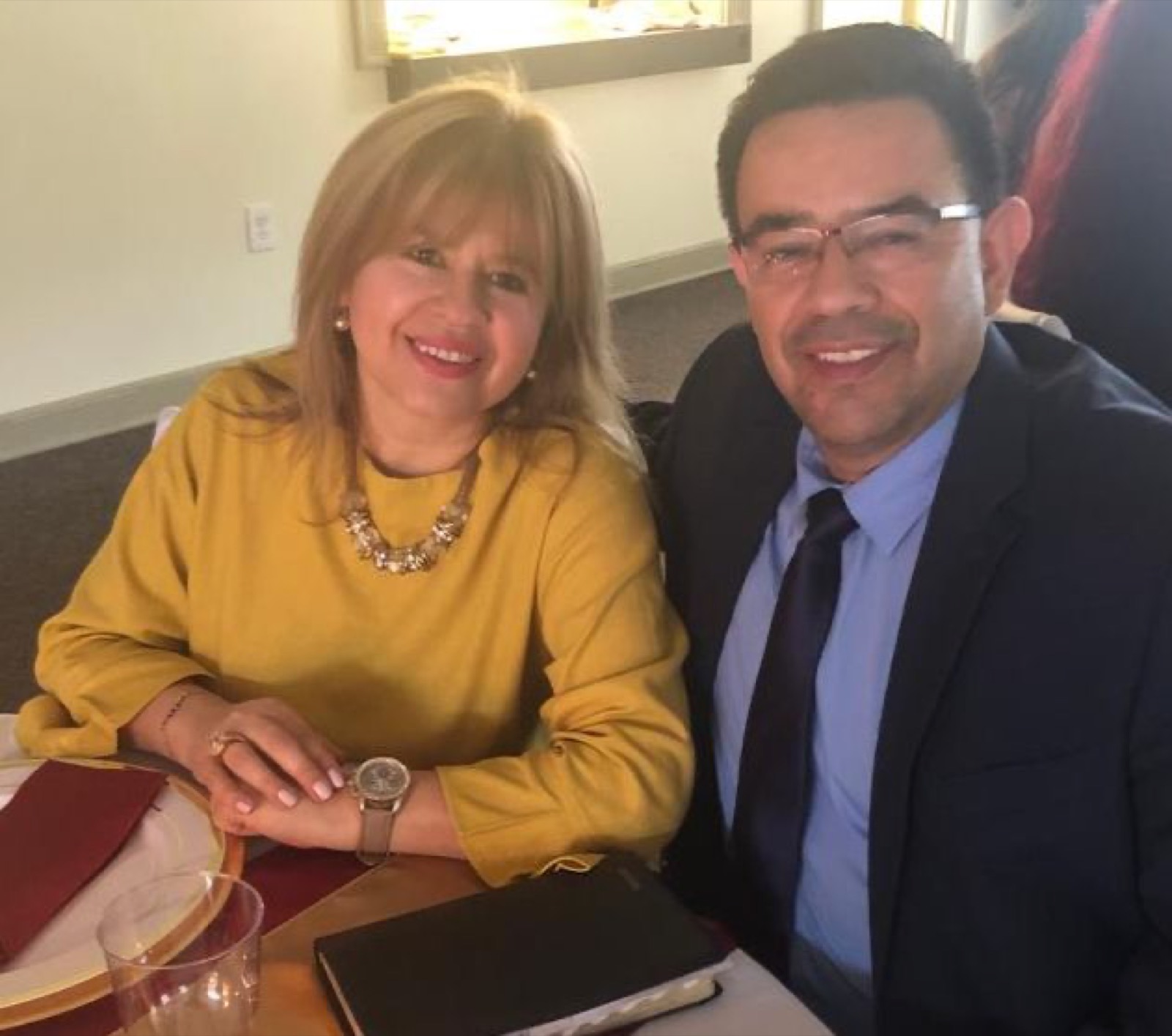 Pastores Hernando y Marta Ortegón sentados juntos